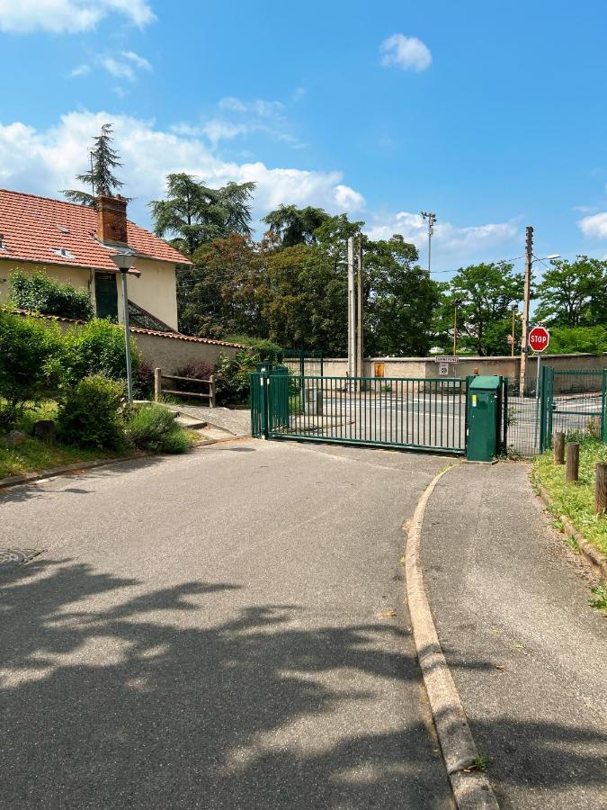 Appartement Spacieux Avec Balcon Saint-Fons Екстериор снимка